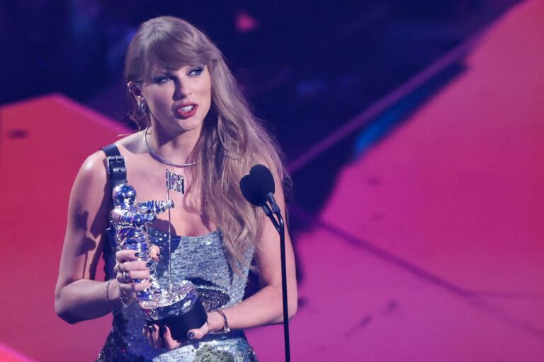 Taylor Swift Wins Seven VMAs Ties Beyonce for Lifetime Lead